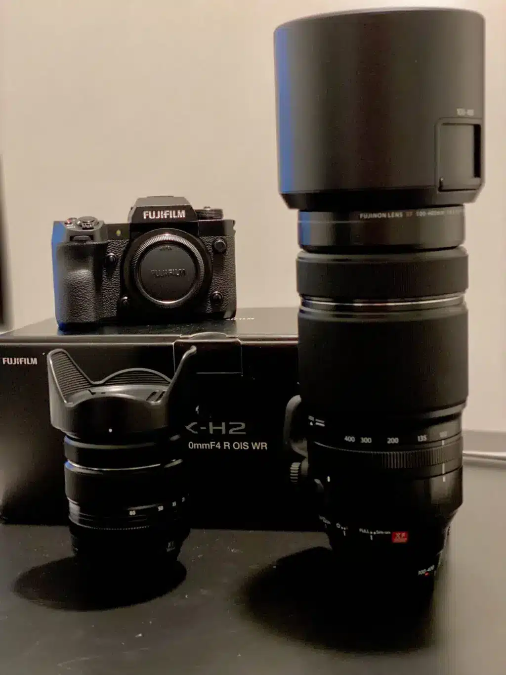 Une sélection d'appareils photo Fujifilm sur un bureau.
